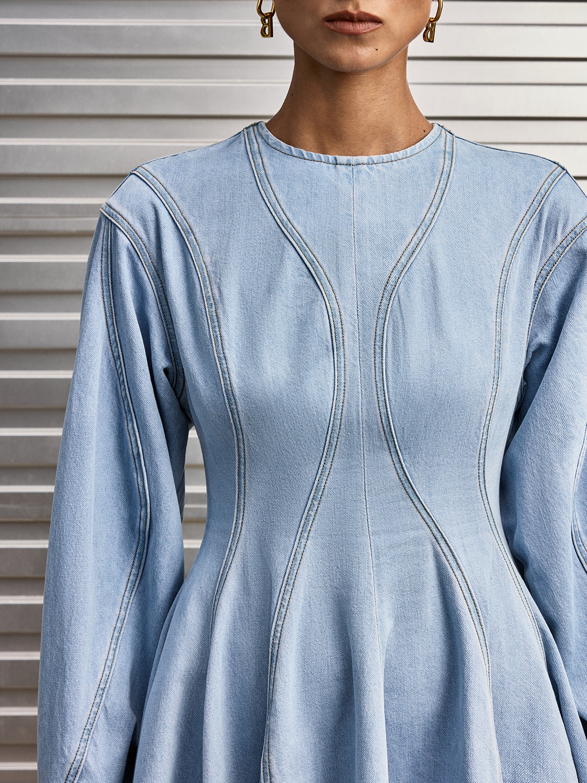 Jeanskleid mit langen Ärmeln und ausgestelltem Rock