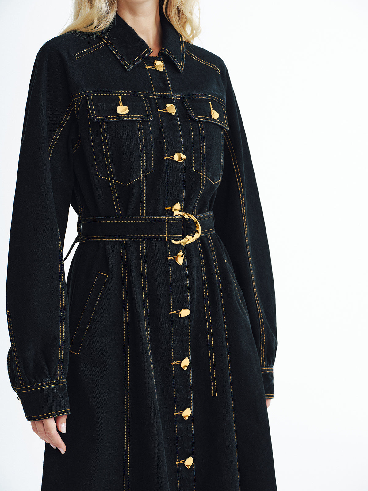 Maxi-Hemdkleid aus Denim mit Metallknöpfen und Gürtel