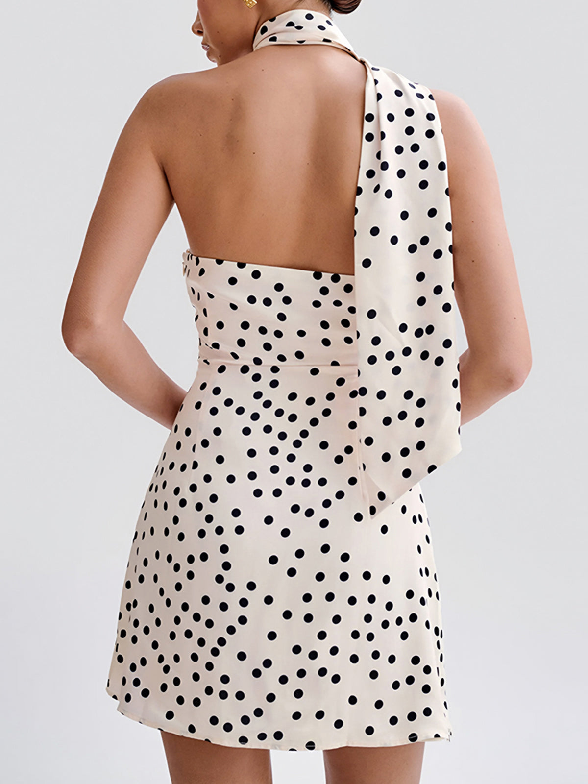 Robe asymétrique en satin à pois 