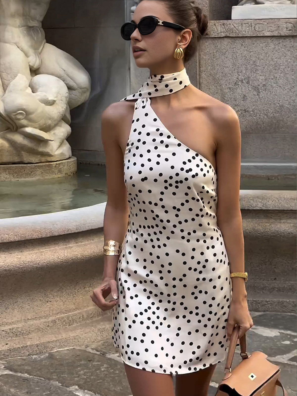 Robe asymétrique en satin à pois 